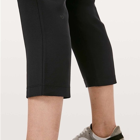 Lululemon On The Fly Crop Woven 23" Mid Rise Wrinkle Free Athleisure Black Sz 6 - Picture 4 of 12